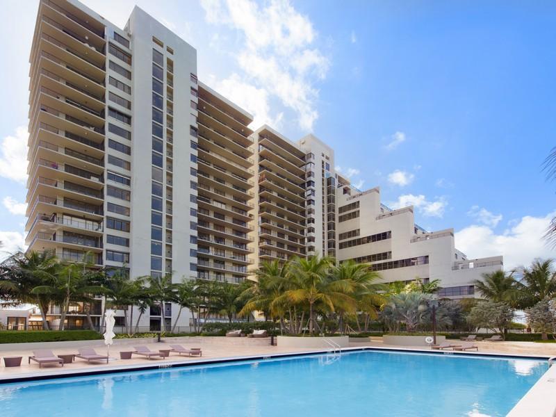 1000 Venetian Beach Condos Outdoor Swimming Pool