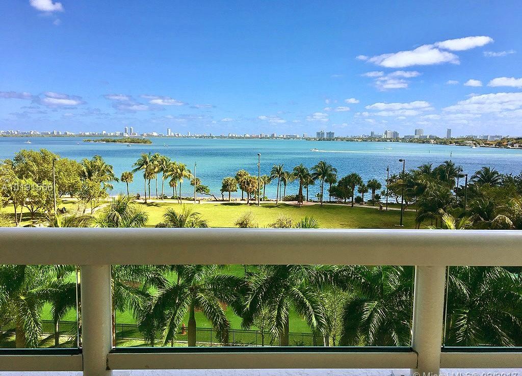 1800 Club Condos Lake View