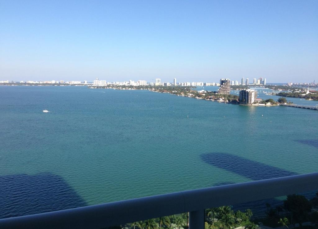 1800 Club Condos Lake View