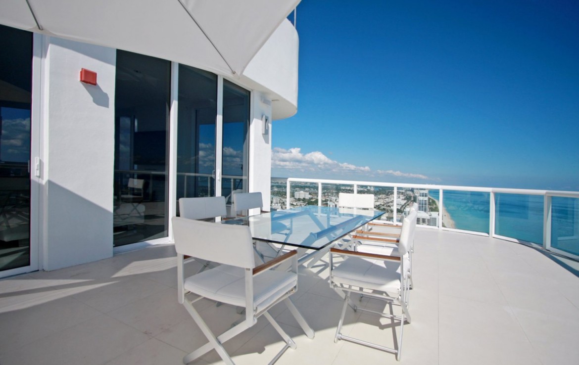 Akoya Beach Condos Seating Area
