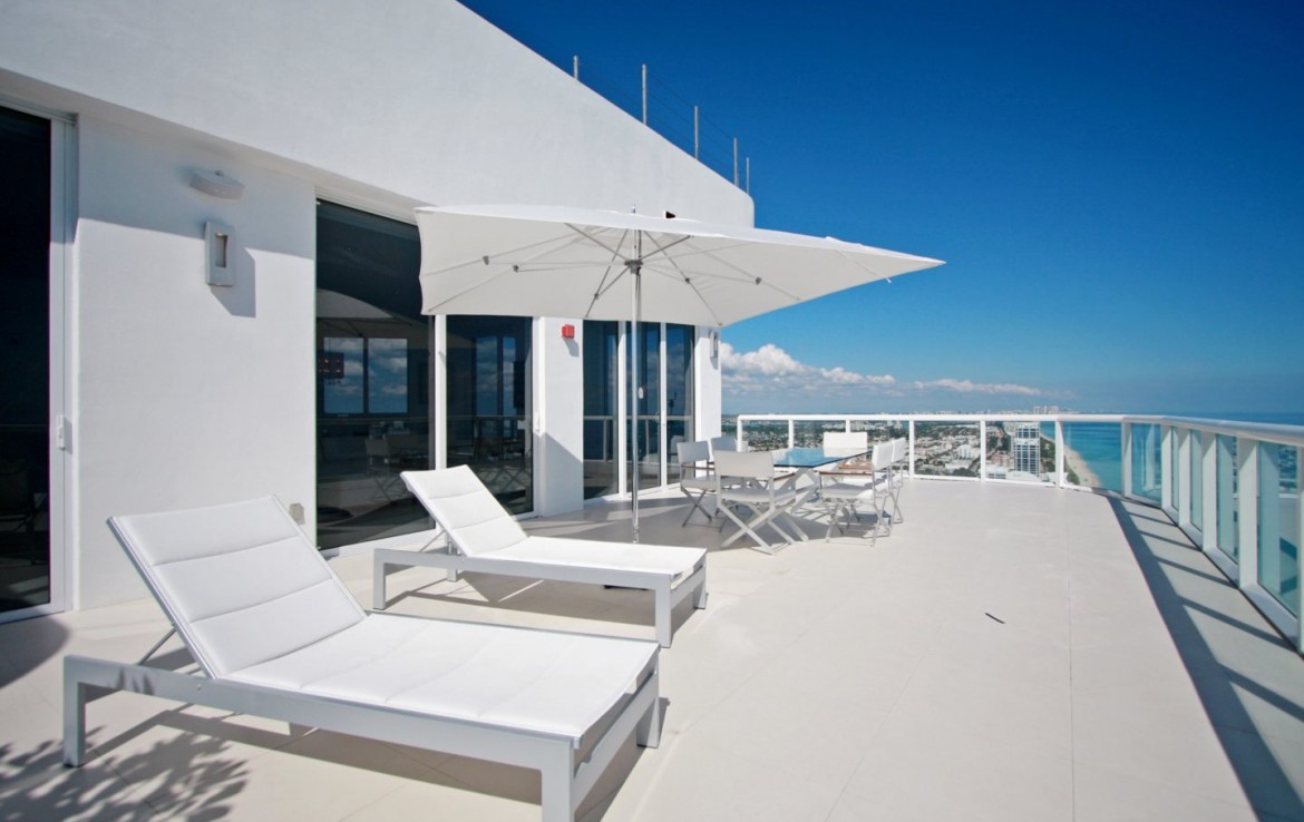 Akoya Beach Condos Seating Area