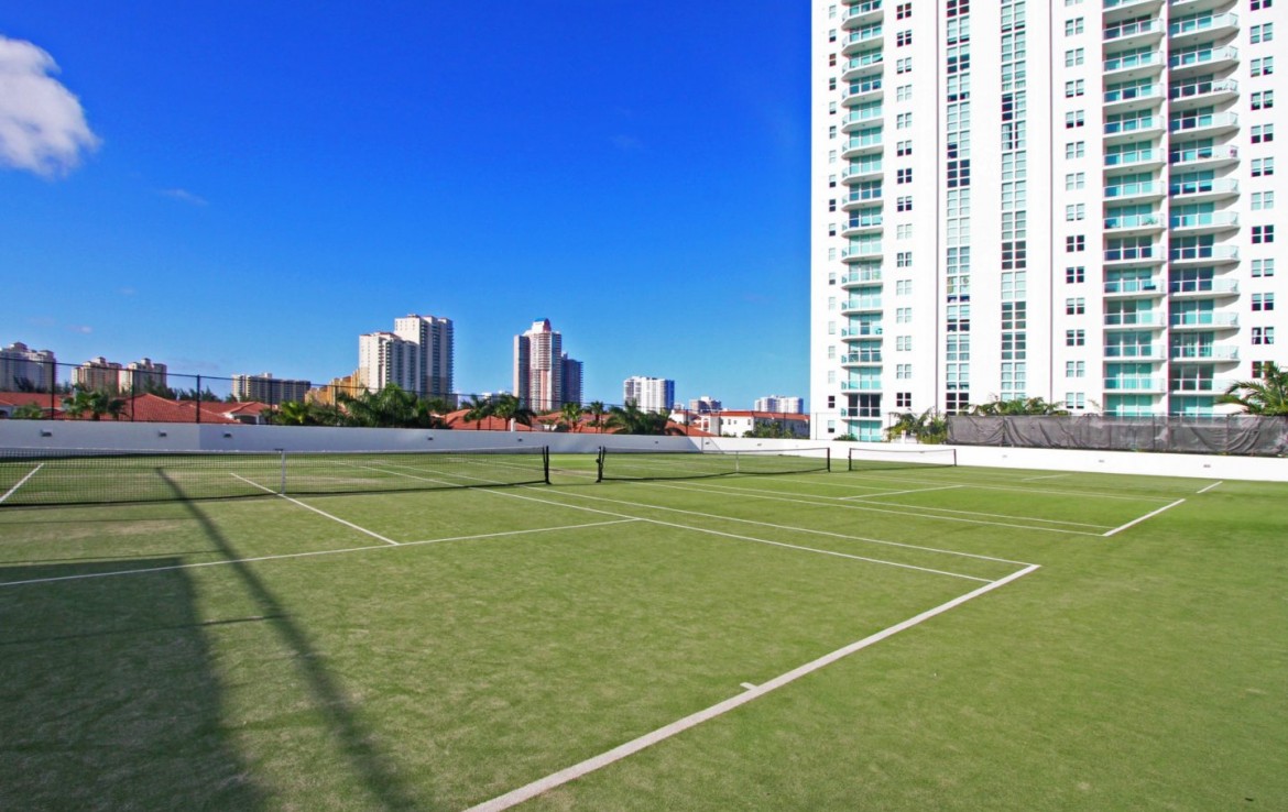 Peninsula II Aventura Condos Ground Area